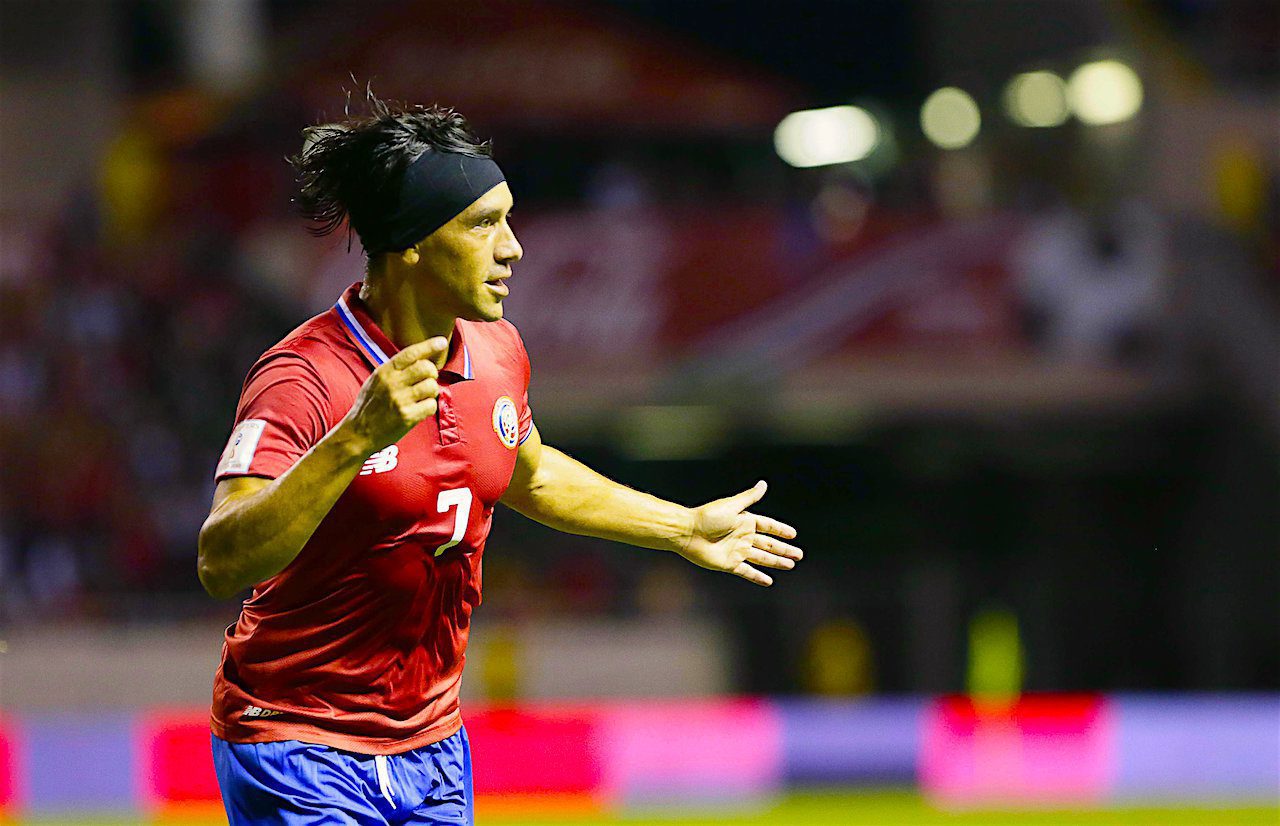 El jugador Esteban Alvarado (i) y Francisco Calvo (d) de la selección de Costa Rica disputa el balón con Roberto Nurse (c) de Panamá durante un partido de las eliminatorias al Mundial Rusia 2018, que se disputa en el Estadio Nacional de San José (Costa Rica). EFE/Jeffrey Arguedas