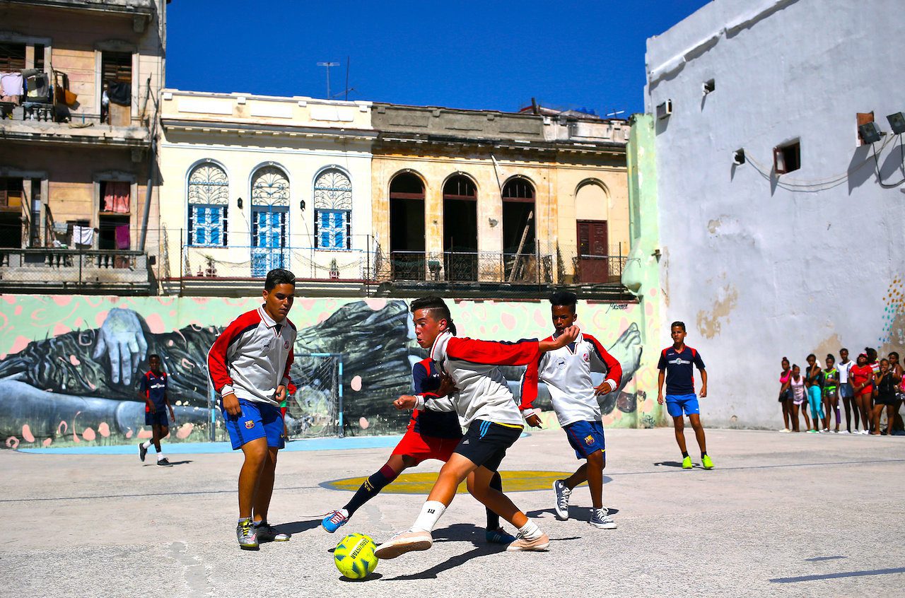 Fotografía del 9 de mayo de 2017, de un grupo de niños jugando fútbol en una de las áreas deportivas de La Habana Vieja, en la Habana (Cuba)EFE/Alejandro Ernesto