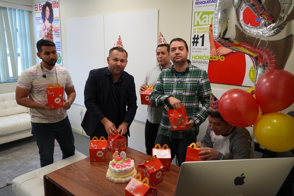 Los empleados del Especialito newspaper disfrutaron de un delicioso almuerzo con Cajitas Felices, Pastel y Globos.