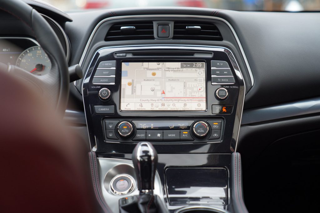 El Nissan Maxima Platinum del 2021 cuesta 43,145 dólares, ya que suma toques de lujo con asientos de cuero acolchados, molduras de madera de arce, una prueba de radio satelital de 3 años y más.