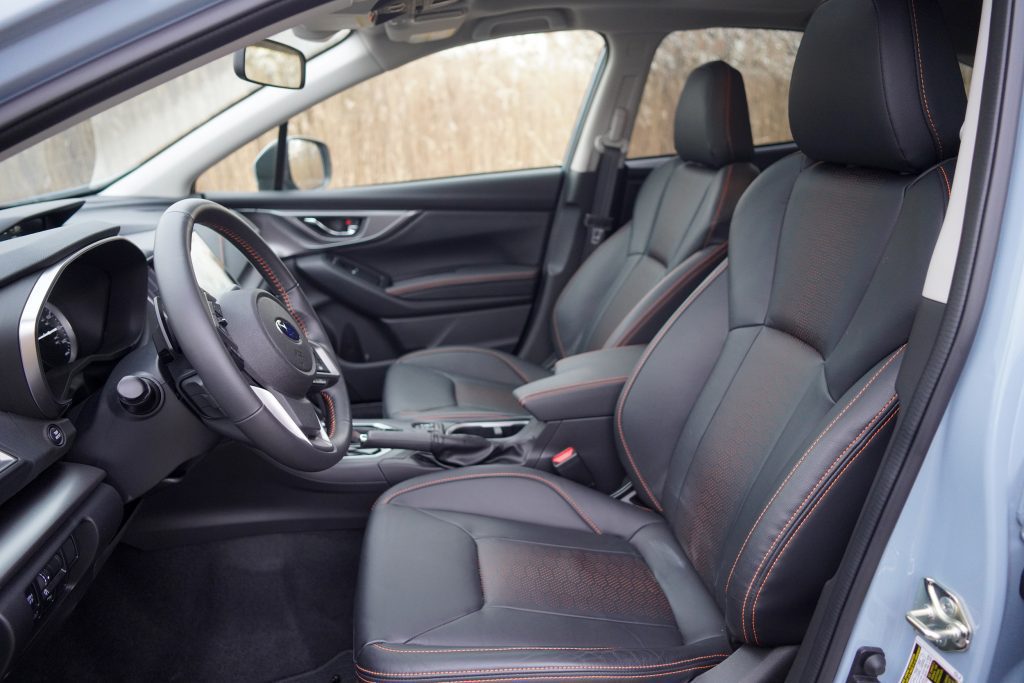 La tapicería está prestada de la Subaru Outback XT Onyx Edition, y está hecha de un uretano que es suave e impermeable.