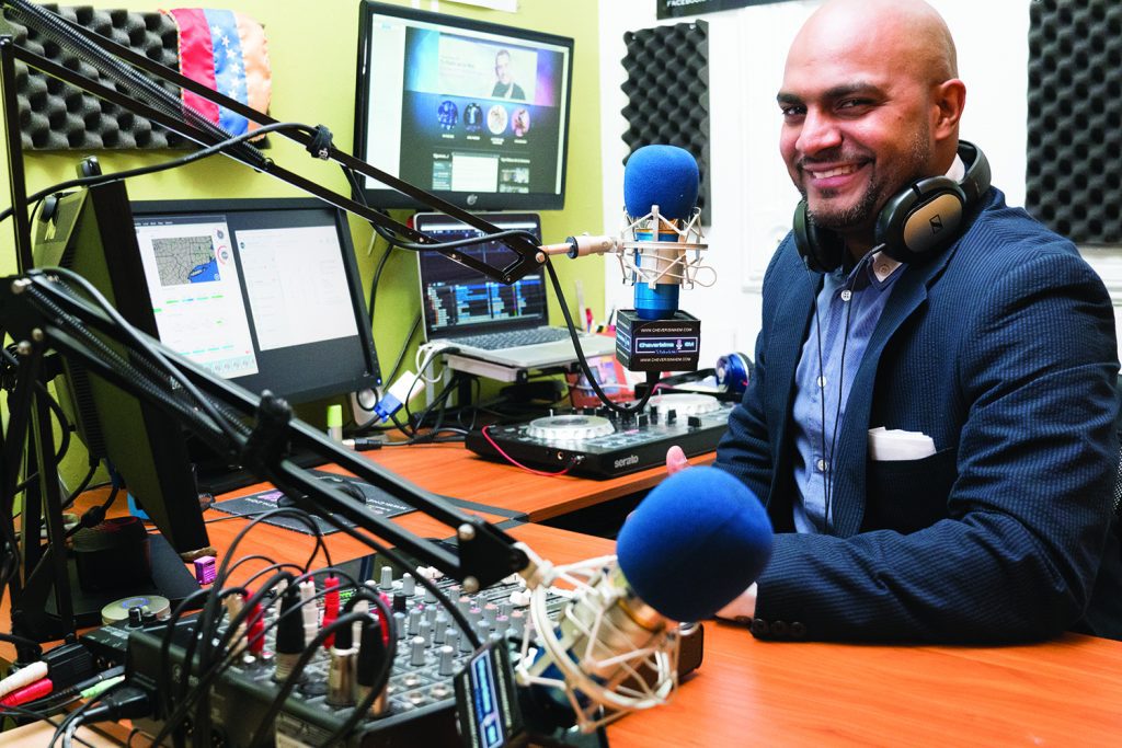 El locutor venezolano Edgar “El Chevere” Márquez, actualmente director de la emisora de radio online Cheverisimaem.com, colabora por iniciativa propia a recoger donaciones para el pueblo venezolano. (EE)