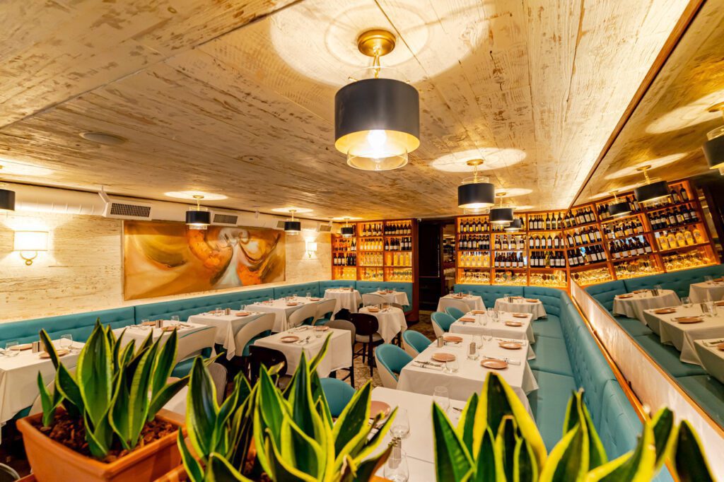 El interior de Nar evoca el Mar Egeo, con sillas y banquetas en tonos turquesa, paredes de madera blanqueada .