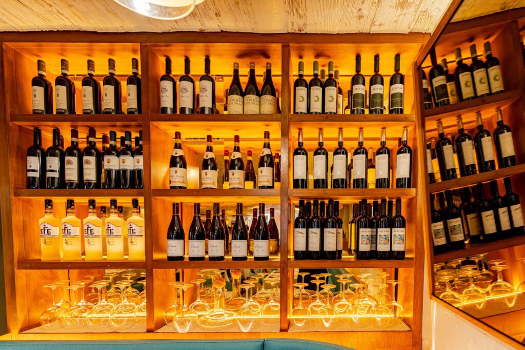 Para los amantes del vino, la carta ofrece una selección de productores mediterráneos y estadounidenses.
