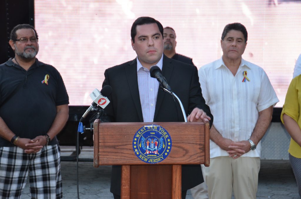 Adam Parkinson, Presidente de West New York Board of Education, habló de la importancia de ayudar al pueblo venezolano.