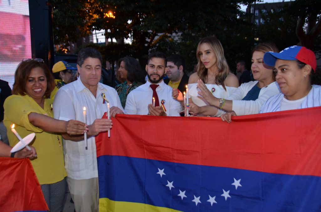 Durante la ceremonia se hizo un minuto de silencio por las víctimas del conflicto en Venezuela.