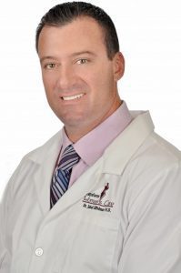 Dr. Jabal Uffelman, ginecólogo especializado en medicina estética y anti-envejecimiento, y fundador de RejuvChip.
