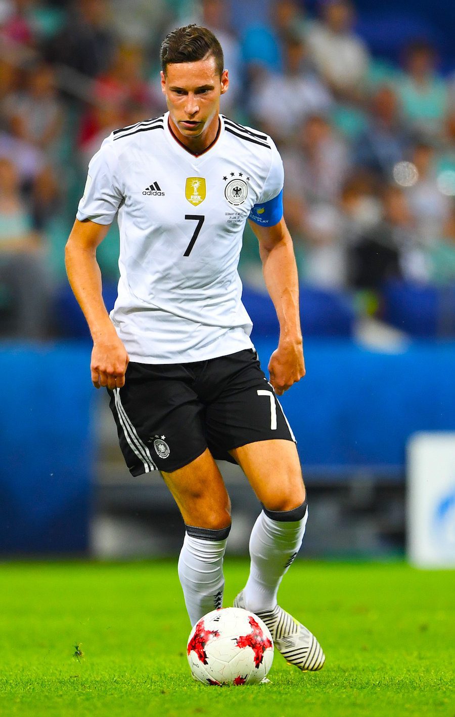 Julian Draxler de Alemania controla el balón el pasado, jueves 29 de junio de 2017, durante un juego de las semifinales de la Copa Confederaciones 2017 entre Alemania y México en el estadio Fisht en Sochi (Rusia). EFE/PETER POWELL