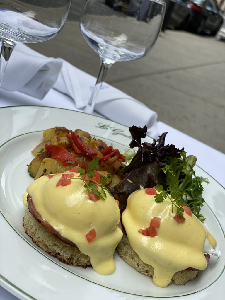 Prueba los deliciosos Eggs Benedicte. 
