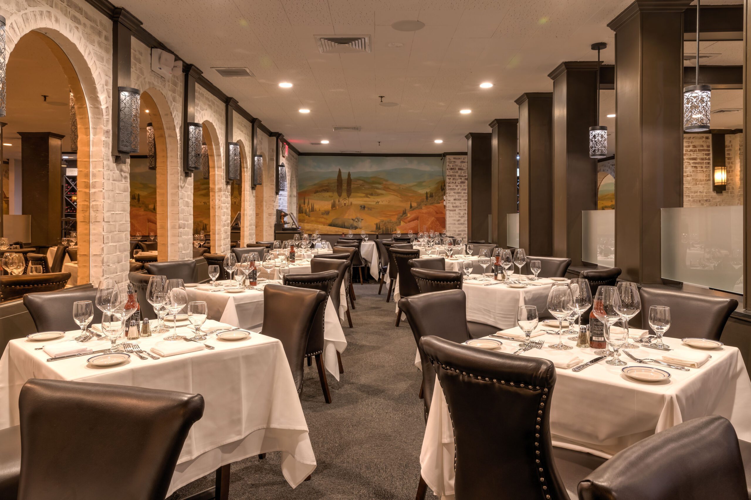 Tuscany Steakhouse está ubicado en el corazón de Central Park South.
