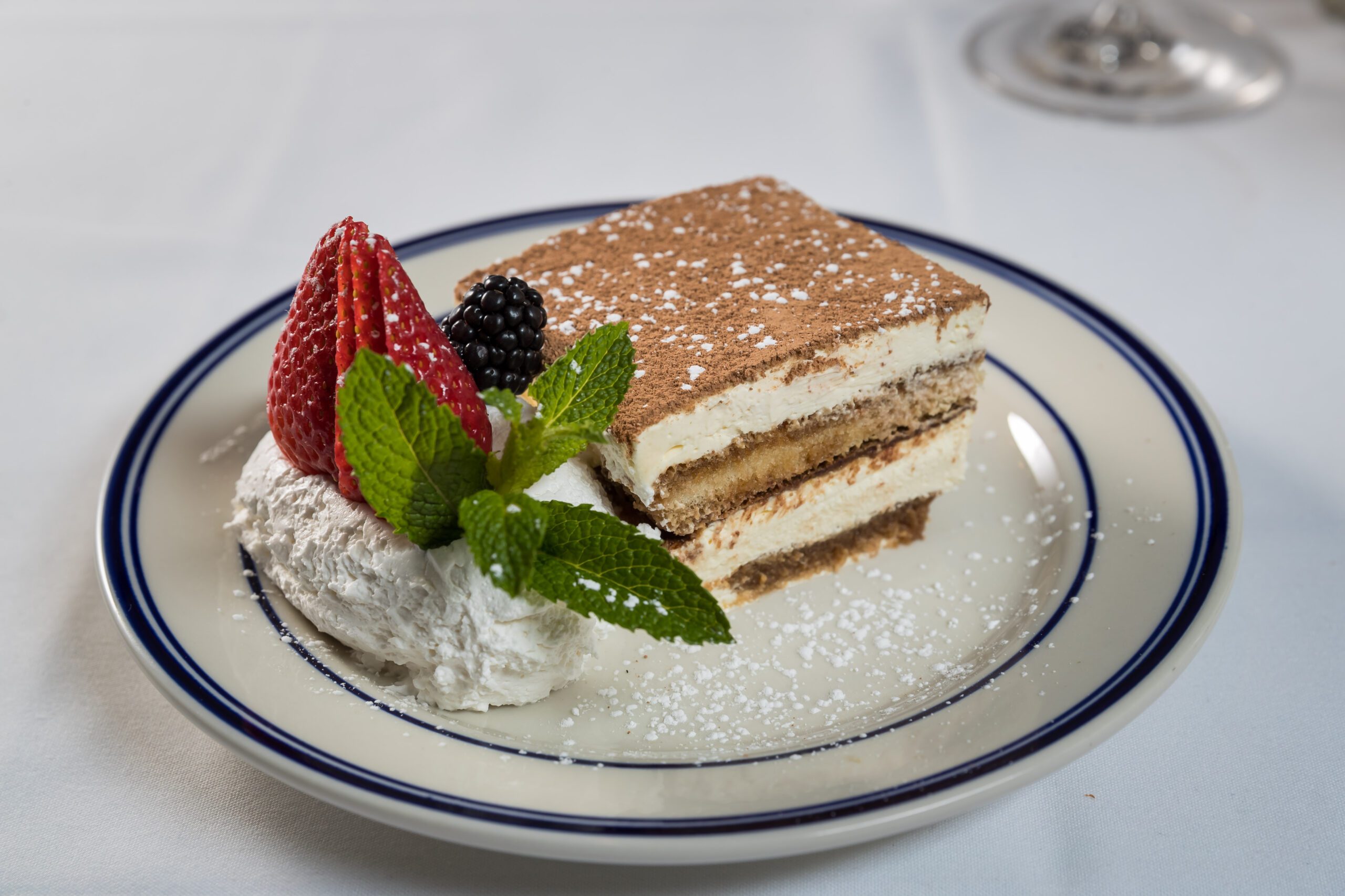Postres selectos son elaborados en casa por el chef Jaime Chabla, incluido el cremoso Tiramisú,