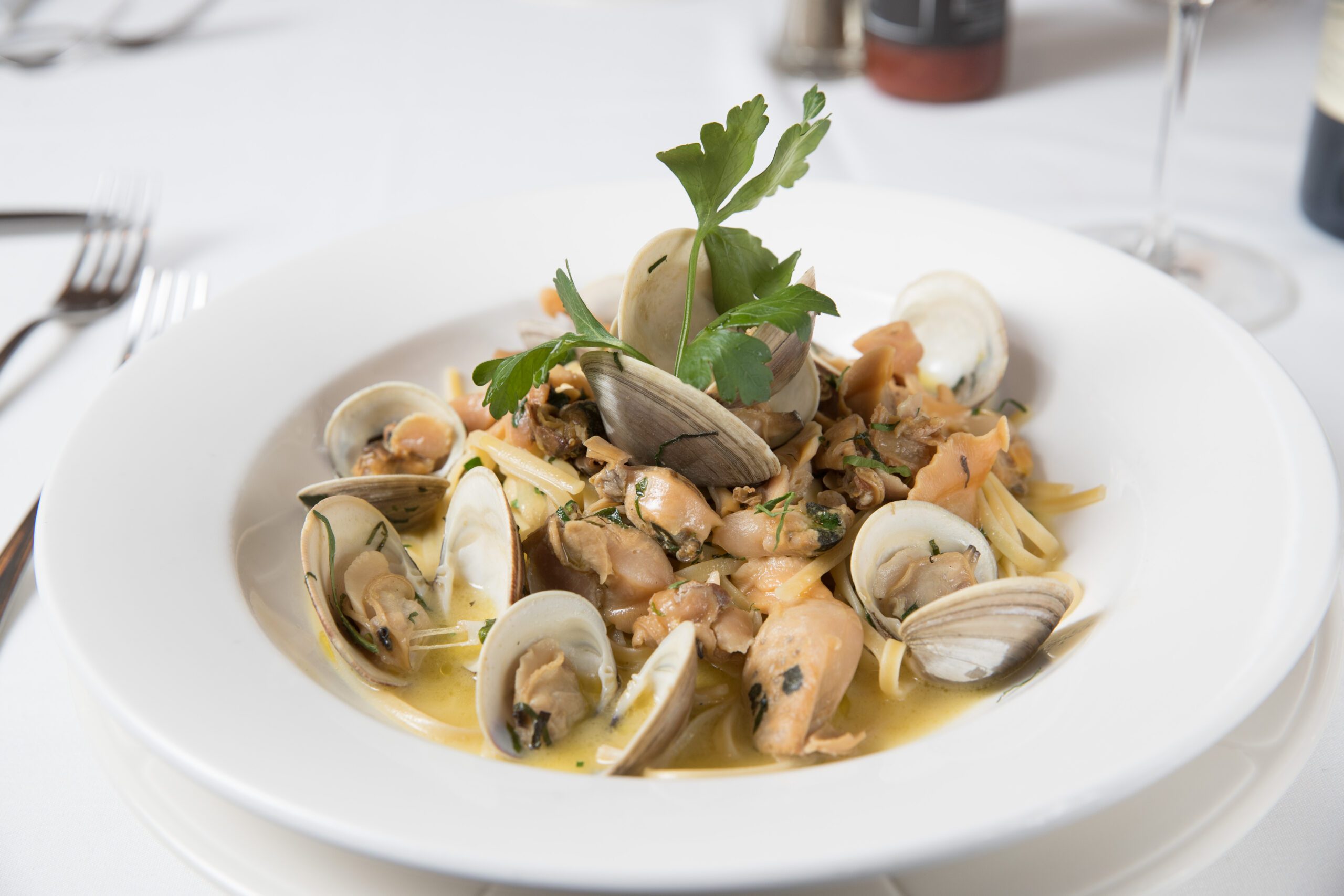 Linguini Alla Vongole: Cocido en ajo, aceite de oliva y servido con salsa de almejas rojas o blancas.