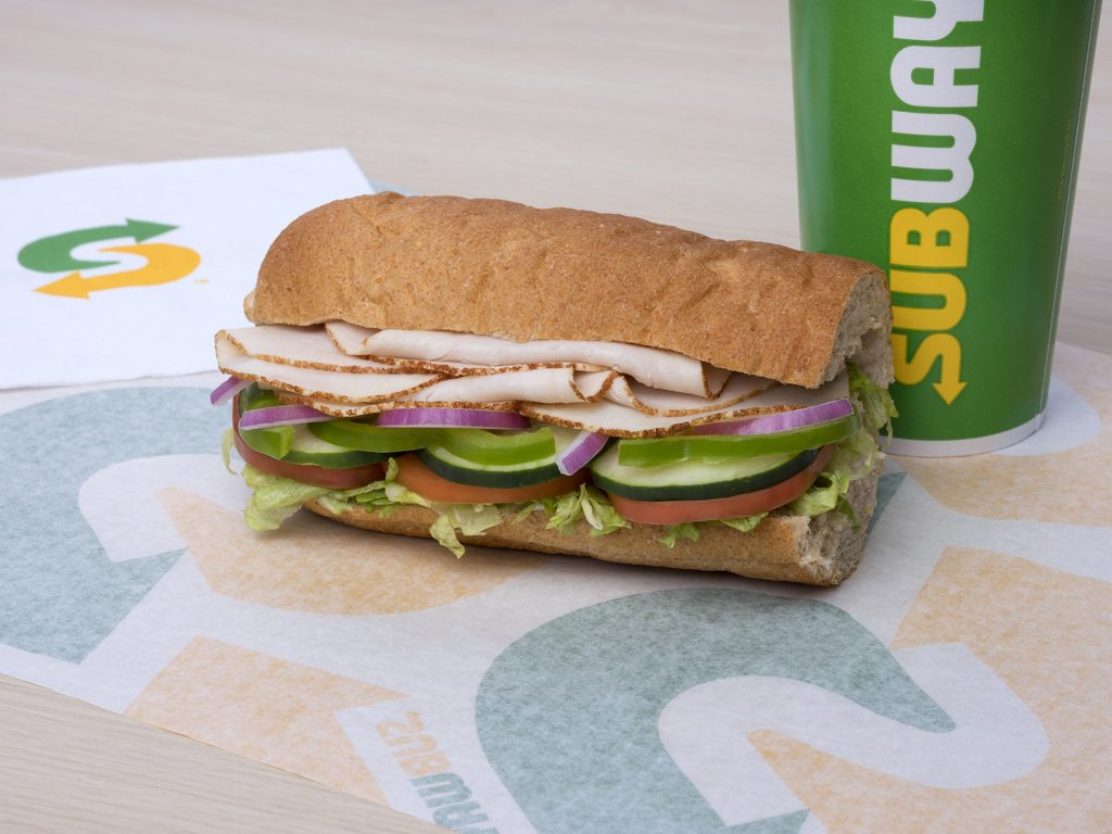Subway ofrece una alternativa fresca a la comida rápida tradicional, al servir 7 millones de sándwiches al día.