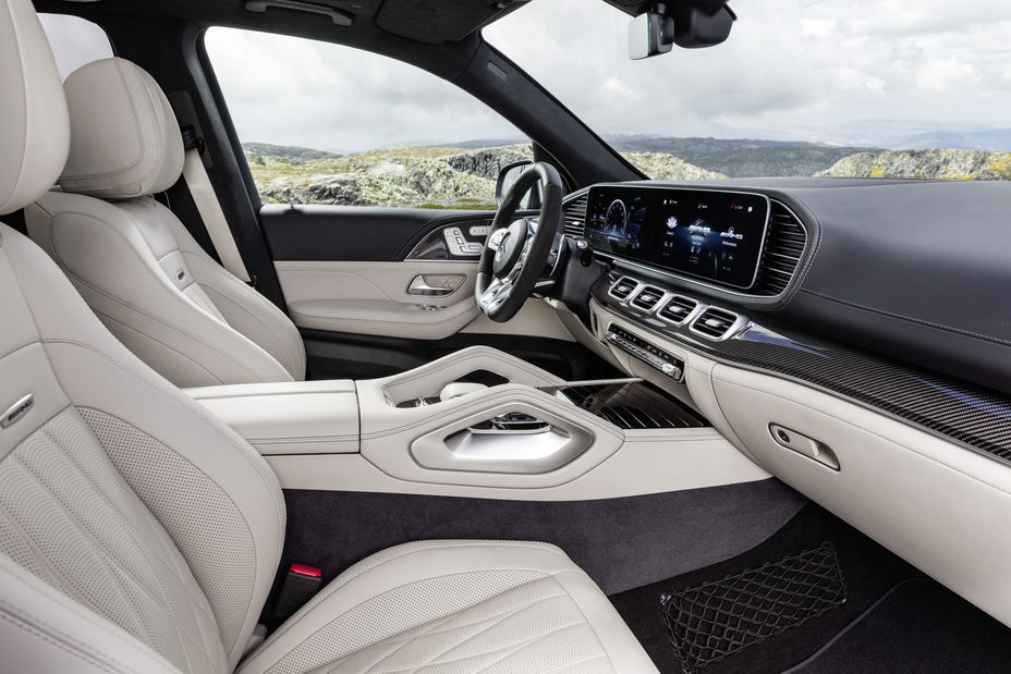 El interior del AMG GLE 63 S no se distingue visualmente del GLE normal. Solo los asientos delanteros con algunas diferencias que son apropiadamente sutiles.