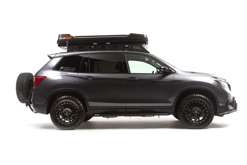 Honda también trajo un Ridgeline afinado de manera similar al Overland Expo West, con llantas y neumáticos fuera de la carretera, junto con placas de deslizamiento adicionales.
