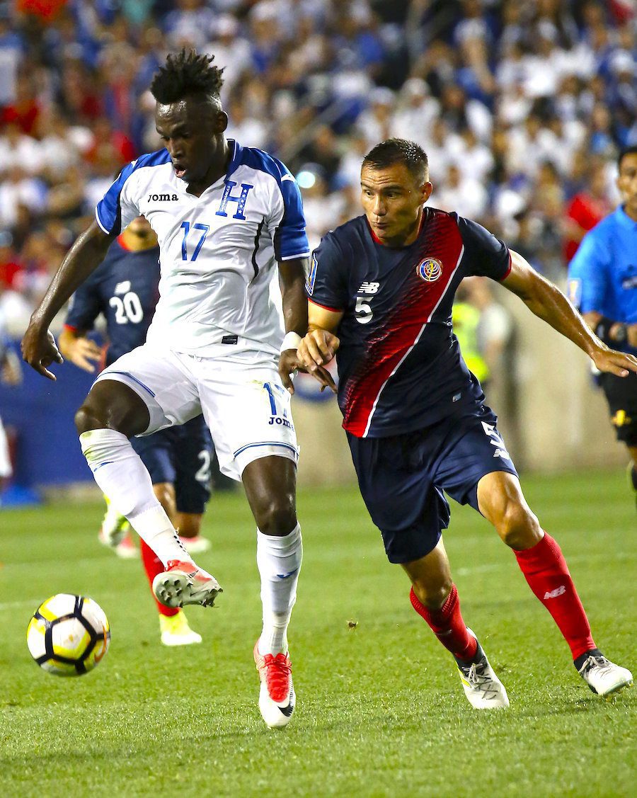 PFX08. Harrison (United States), 08/07/2017.- Honduras's forward Alberth Elis (L) advances the ball against Costa Rica's defender Kenner Gutierrez in their CONCACAF Gold Cup match at Red Bull Arena in Harrison, New Jersey, USA, 07 July 2017. (Estados Unidos) EFE/EPA/PETER FOLEY