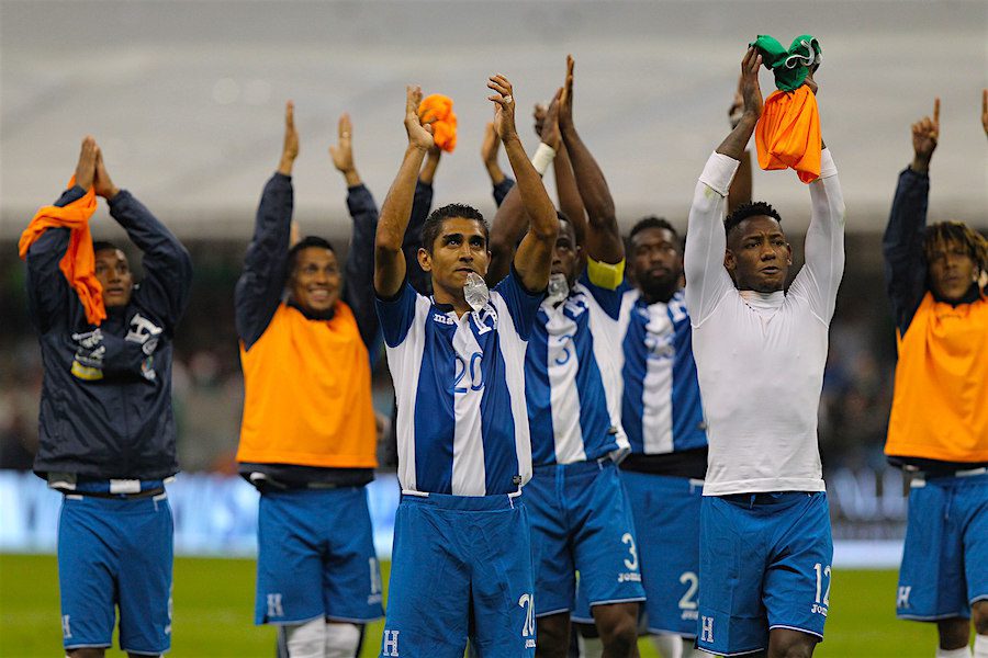 Jugadores de Honduras durante un juego contra México por las eliminatorias de la CONCACAF para Rusia 2018 hoy, en el estadio Azteca en Ciudad de México (México). EFE/ALEX CRUZ