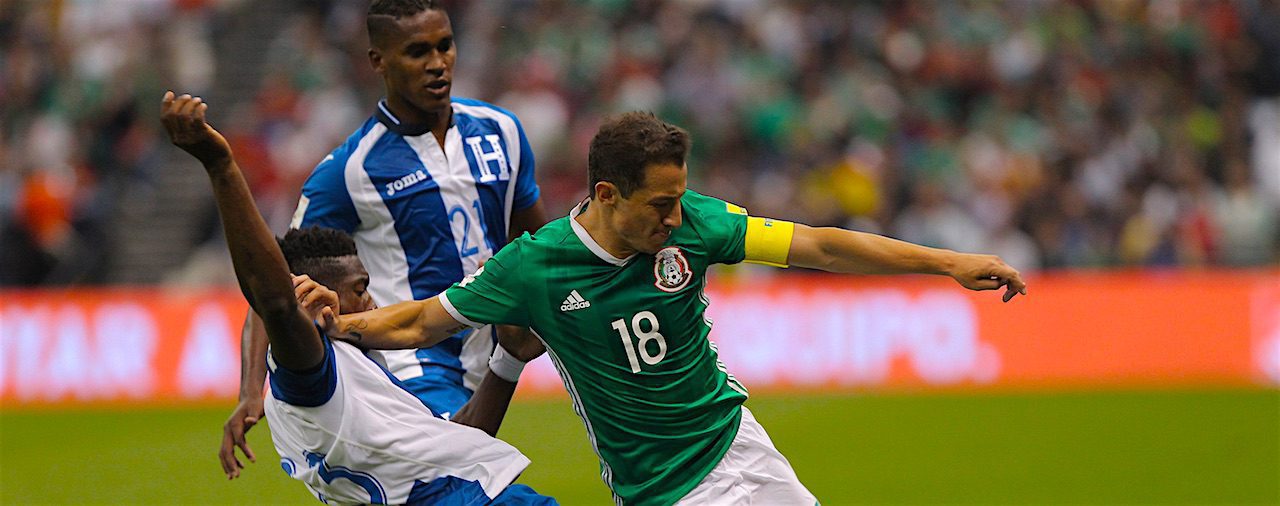 Andrés Guardado (d) de México disputa el balón ante Johnny Palacios (i) de Honduras, durante un juego entre México y Honduras por las eliminatorias de la CONCACAF para Rusia 2018 en el estadio Azteca en Ciudad de México (México). EFE/ALEX CRUZ 