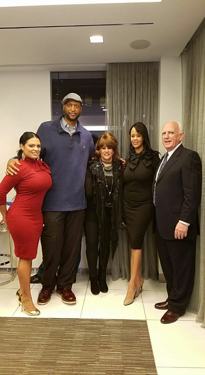 Nombres de Izquierda a Derecha 1-Palenia Pichardo Asistente Ejecutiva de Dirección 2- NBA Player John Wallace 3- Whitney Meuse 4-Marie Llanos Llanos Directora Ejecutiva 5- Barry Meuse Coronel Air Force (Alejandro Guitierrez)