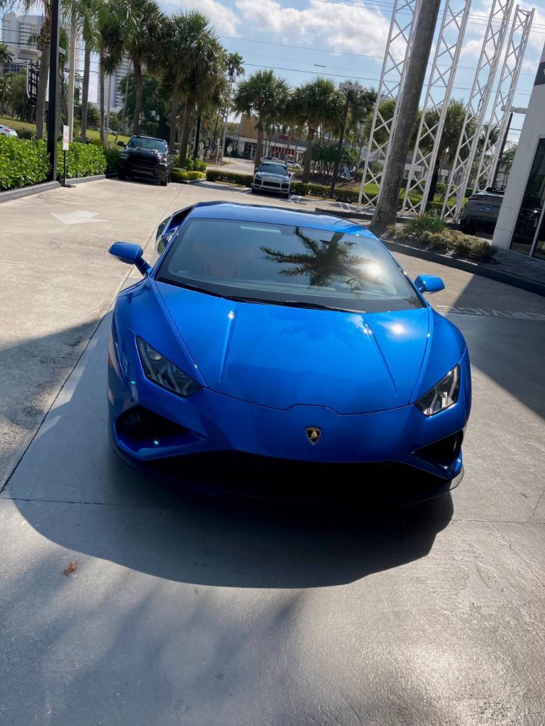 Sus rivales incluyen el McLaren 720S, Mercedes-AMG GT-R y Porsche 911 Turbo S, contra los cuales el Lamborghini tiene un precio competitivo. Ante el Audi R8 el Huracán hace que parezca caro, ya que ambos autos usan los mismos cimientos básicos y motor V10.