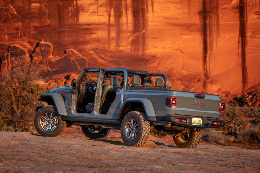 Tiene sistema de navegación Uconnect 5 con guías off-road integradas.