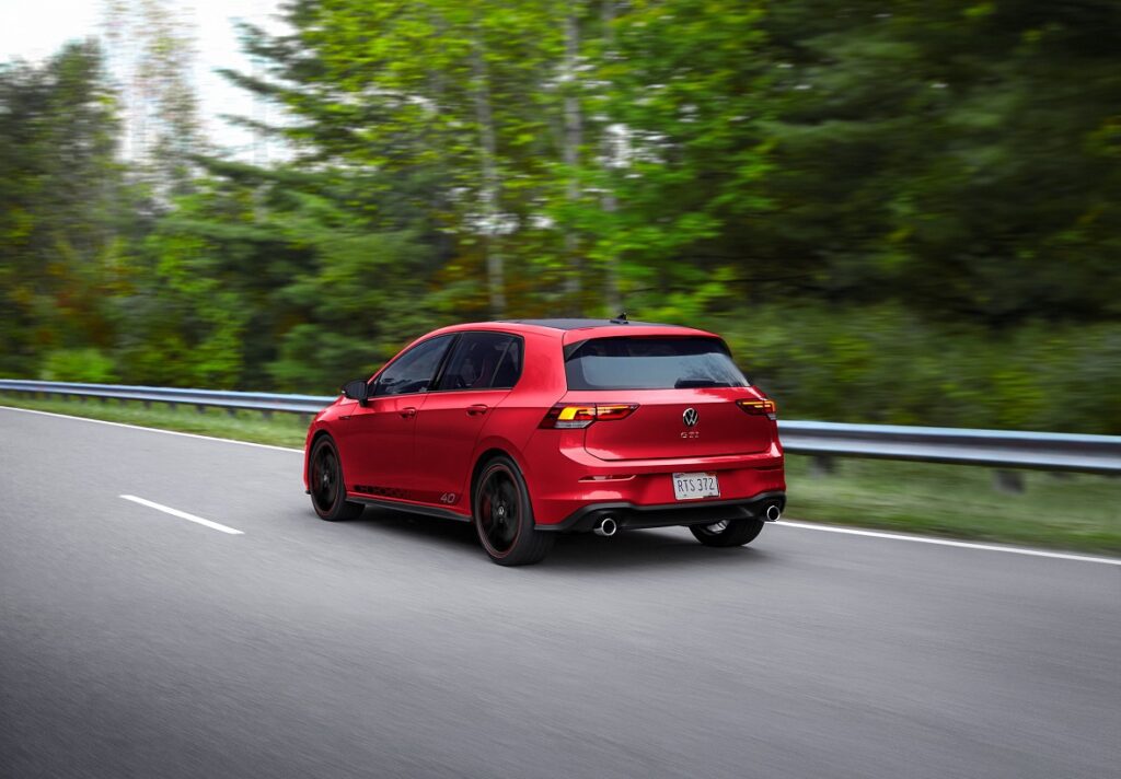 Una parrilla iluminada complementa la clásica franja roja GTI y agrega un toque extra de estilo.