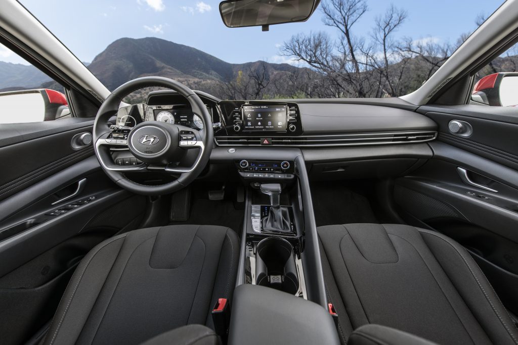 El Hyundai Elantra SE del 2021 cuesta $20,645 dólares en su modelo base, el SEL 21,895 dólares y el Limited en 26,445 dólares. Llegará a los concesionarios en Diciembre de este año.