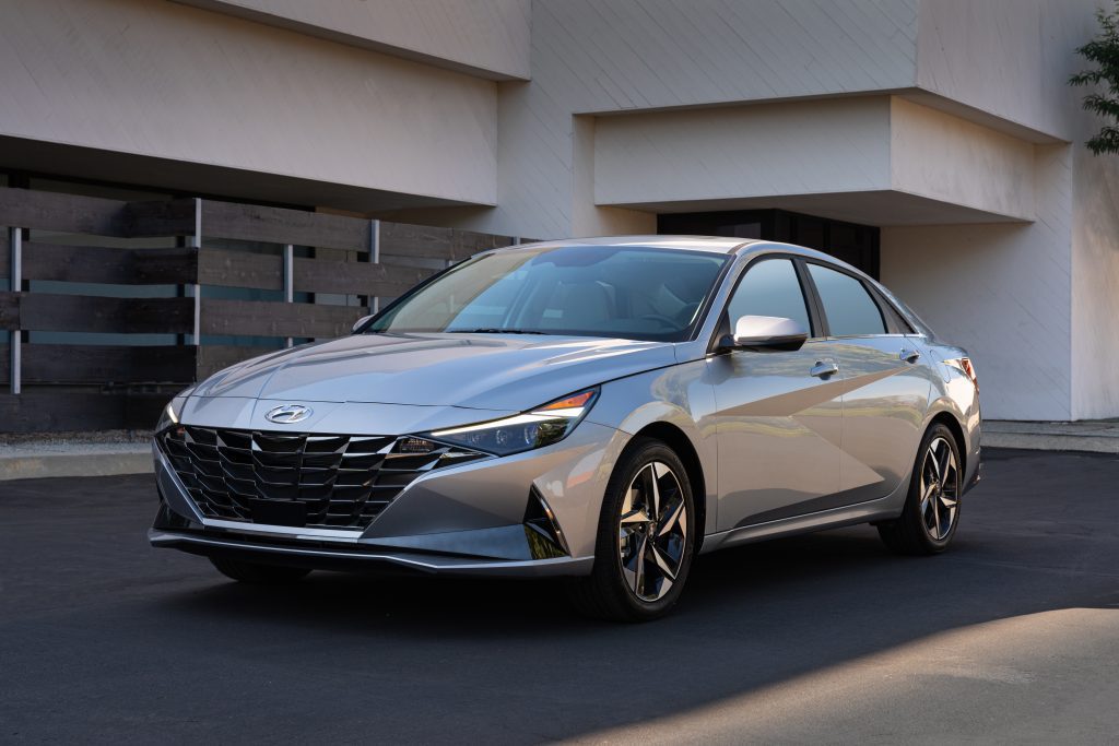 La nueva plataforma permite más espacio para las piernas en la parte trasera y más volumen de carga en el maletero, que es más grande y espacioso que el Volkswagen Jetta, Mazda 3 y Toyota Corolla.