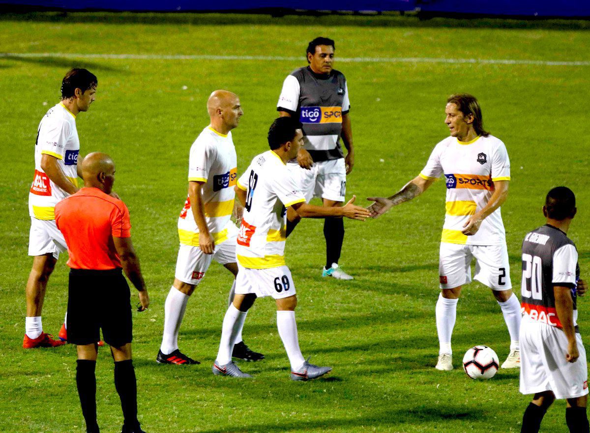 Esteban Cambiasso (i), Edson Ramos (c) y Michel Salgado (d), celebran un gol anotado a las leyendas de Honduras este sábado, durante el partido de fútbol "Duelo de leyendas", en el estadio Morazán de San Pedro Sula (Honduras). EFE/ José Valle