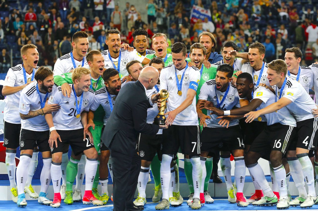 El Presidente de la FIFA Gianni Infantino entrega el trofeo a la selección alemana. EFE/EPA/ANATOLY MALTSEV