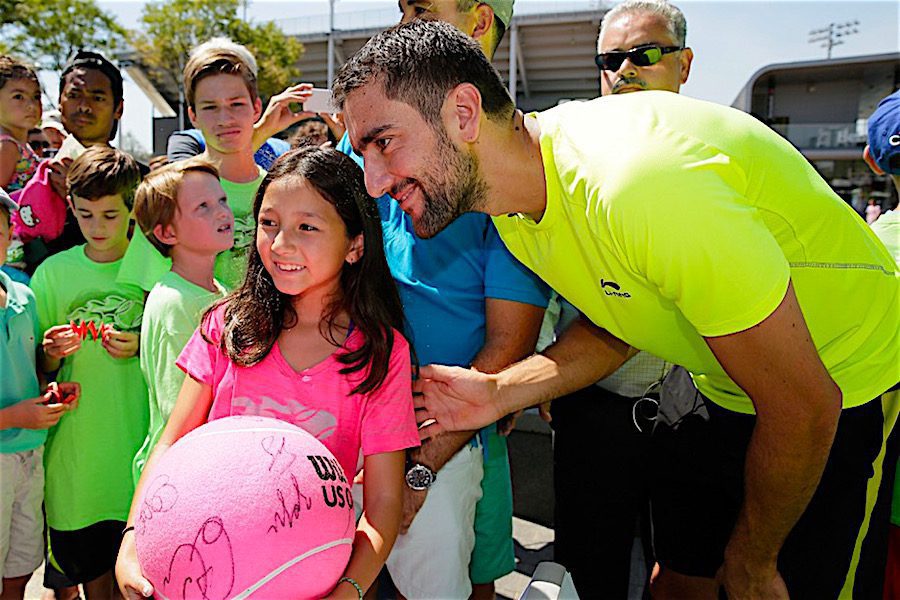 Marin Cilic, campeón del US Open 2014, hizo un espacio en sus entrenamientos para compartir con los niños de Queens. Cortesía USTA