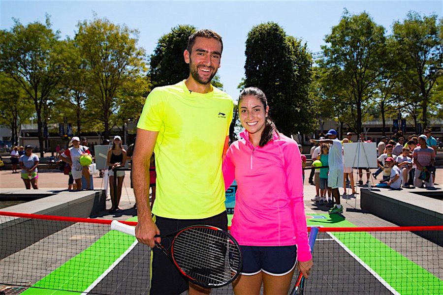 l croata Marin Cilic, campeón del US Open 2014, y la local Christina McHale, se mostraron felices de compartir con los niños de Queens. Cortesía USTA
