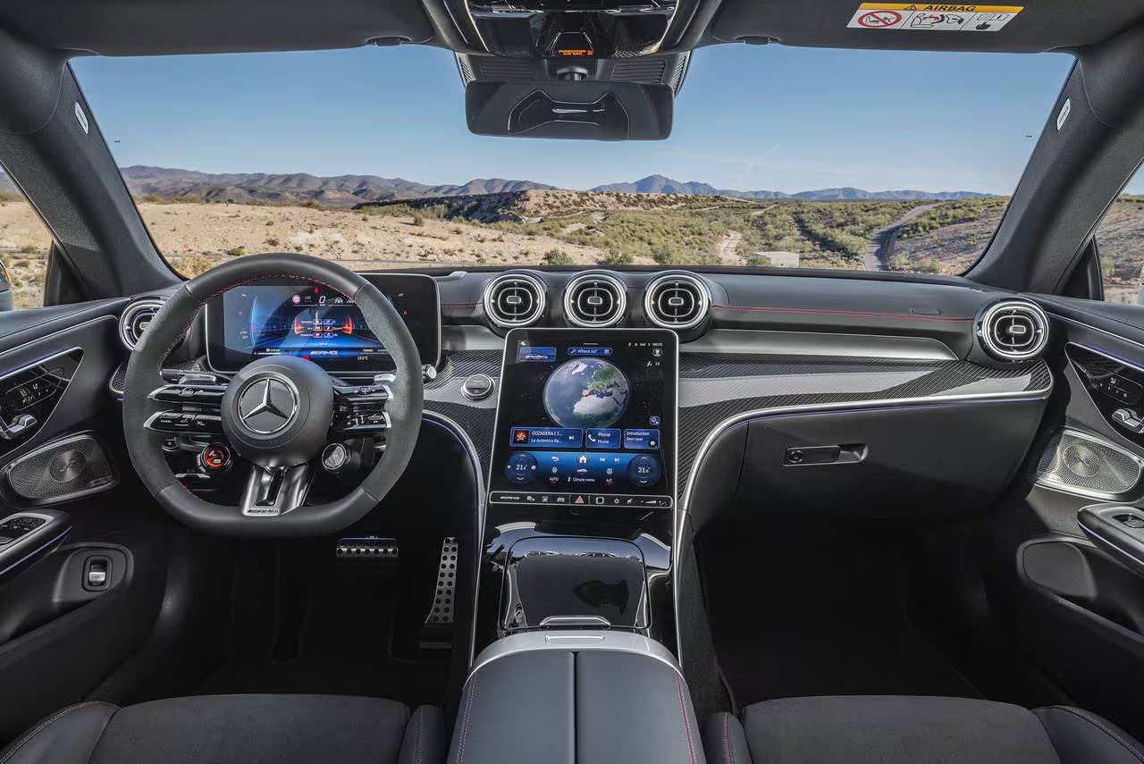 El interior del AMG CLE 53 destaca por sus acabados en fibra de carbono y asientos deportivos de alto rendimiento.