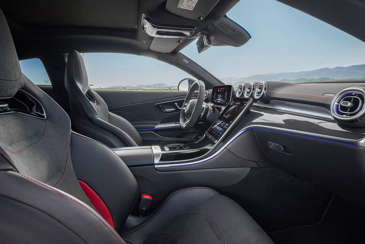 El interior del Mercedes-Benz AMG CLE 53 2024 impresiona con su alta tecnología y diseño futurista, ofreciendo una experiencia de lujo avanzada.