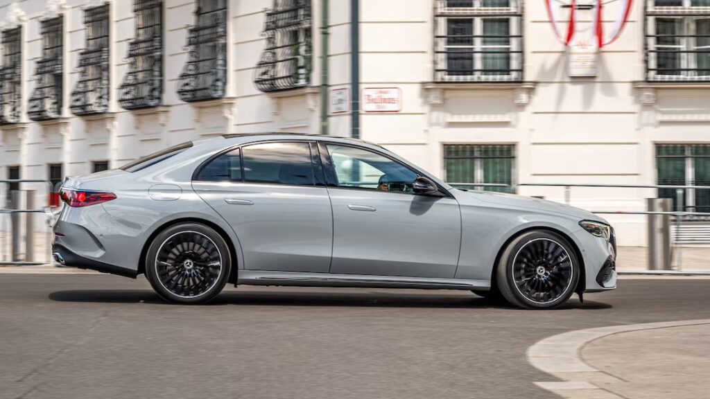 Mercedes-Benz E450 W4 2024, diseño elegante y tecnológico.