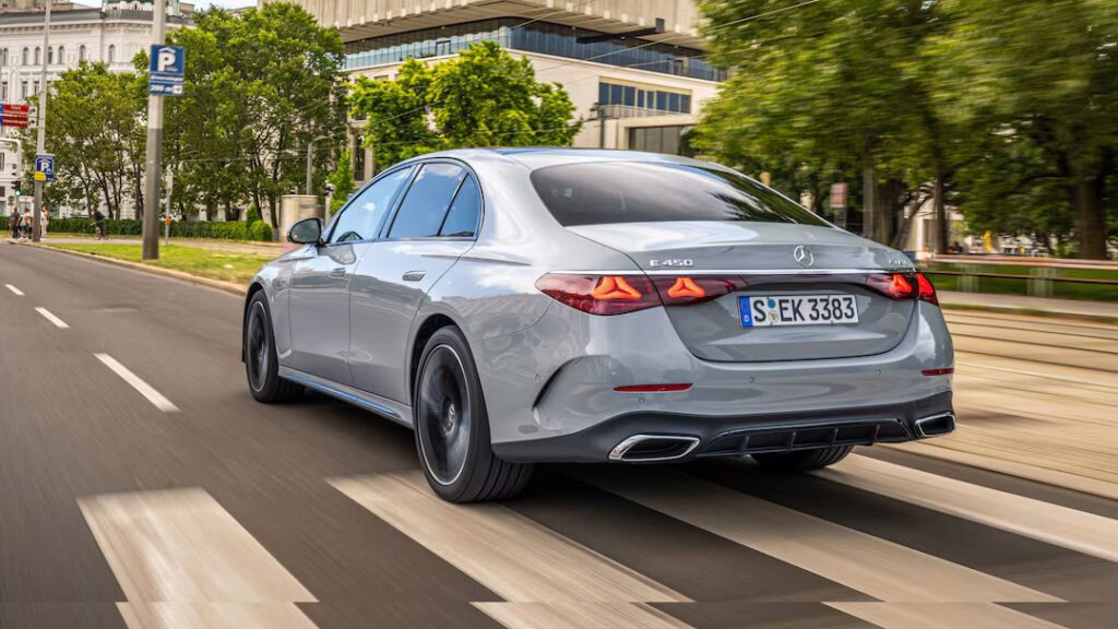 El Mercedes-Benz E450 W4 2024 combina lujo clásico con tecnología avanzada