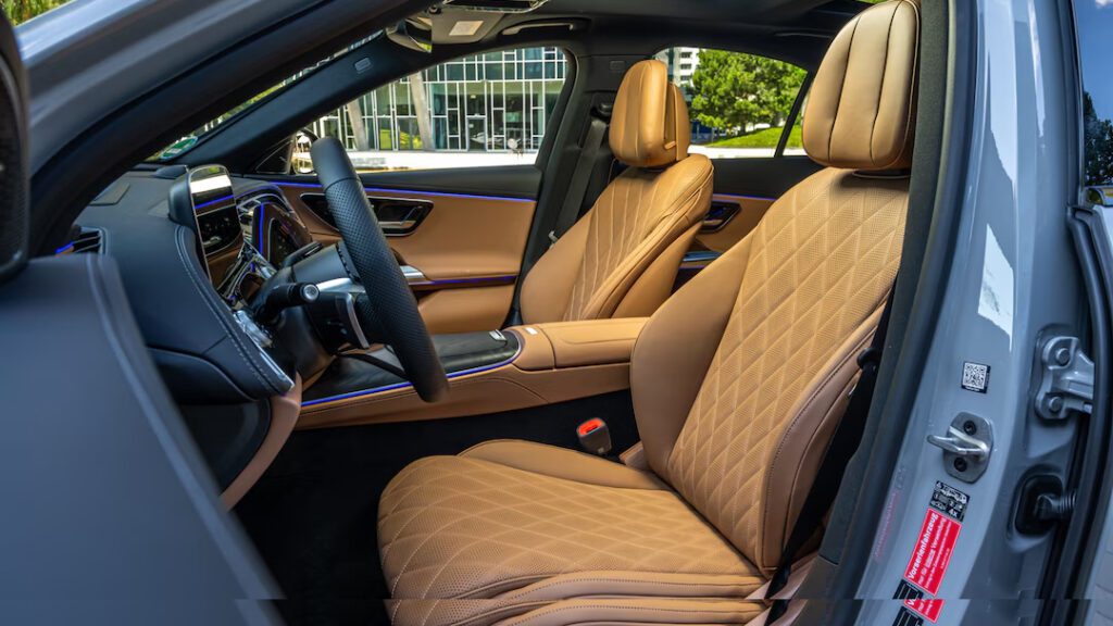 Interior del E450, combinación de lujo y tecnología.