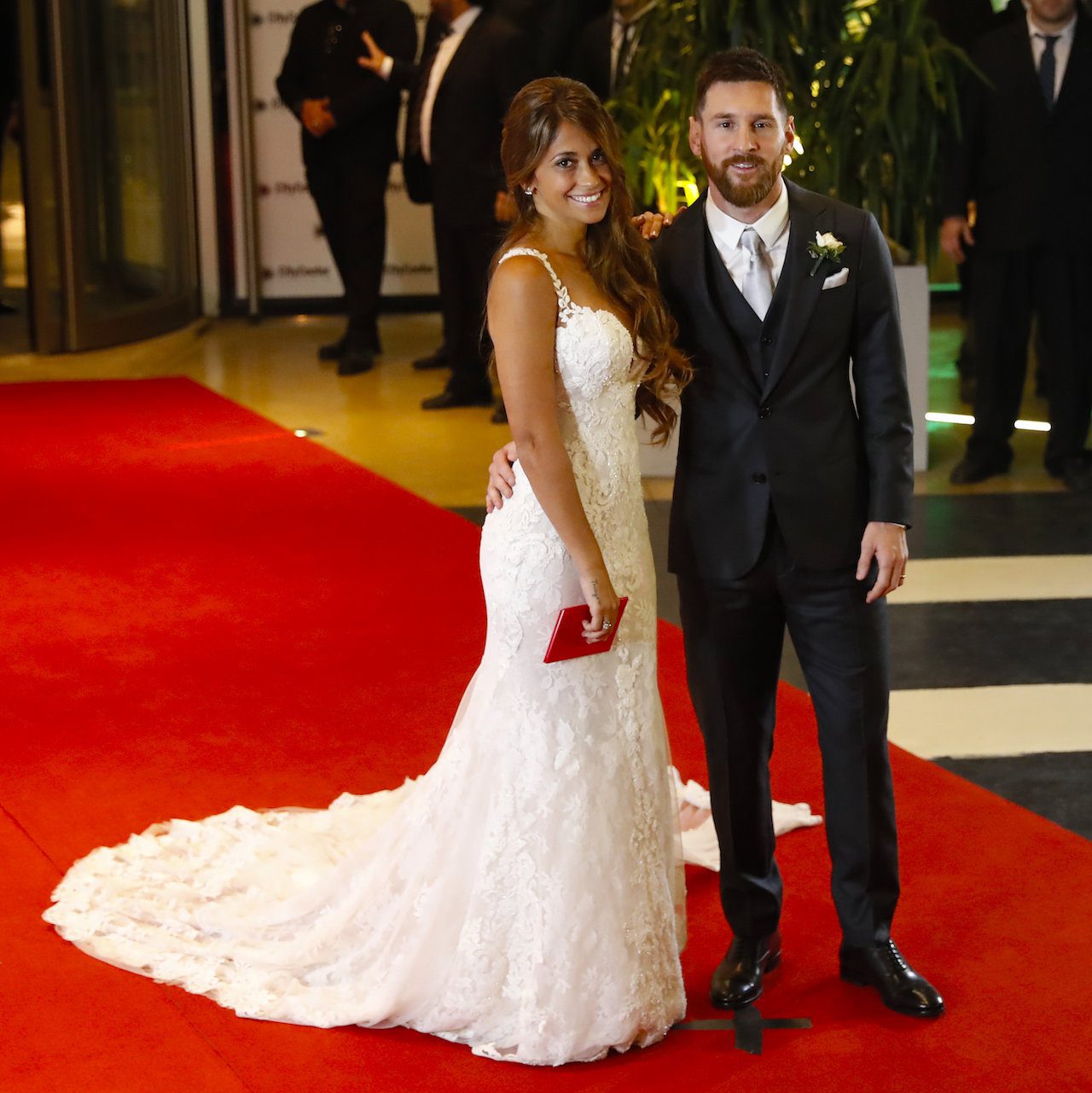 El jugador argentino Lionel Messi (d) y su esposa Antonella Rocuzzo posan tras casarse el pasado, viernes 30 de junio de 2017, en Rosario (Argentina). EFE/David Fernández