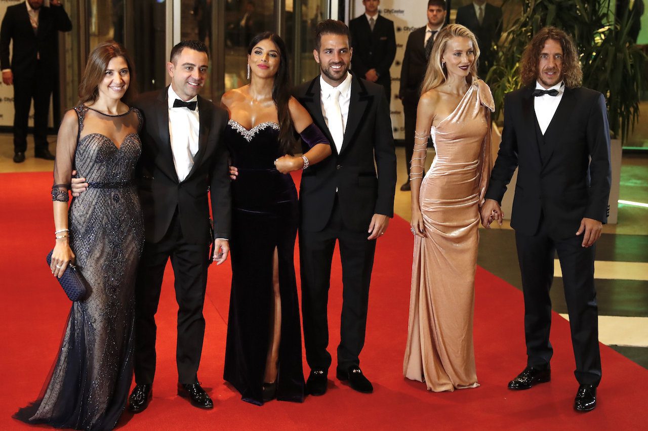 De izquierda a derecha, Núria Cunillera y su esposo Xavi Hernández, Daniella Semaan y su esposo Francesc Fabregas y Vanesa Lorenzo y su esposo Carles Puyol llegan a la boda de Lionel Messi y Antonella Rocuzzo, en Rosario (Argentina). EFE/David Fernández