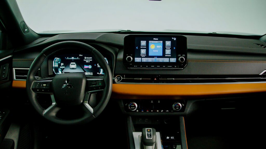 El Outlander PHEV SEL-S AWC 2023 ofrece lujo y confort en un SUV premium, con tres filas de asientos para acomodar hasta a siete pasajeros.