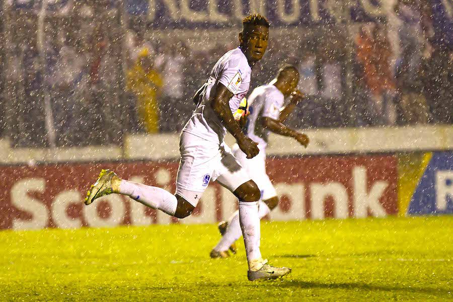 Romel Quioto de Olimpia celebra su gol ante el Pachuca en partido correspondiente al grupo E de la Liga de Campeones de la Concacaf disputado en el Estadio Nacional de Tegucigalpa (Honduras). EFE/Gustavo Amador 