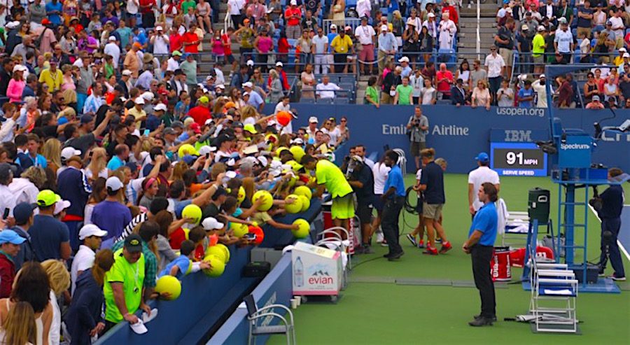El argentino Juan Martín Del Potro firma autógrafos a los niños tras su último partido en el legendario Louis Armstrong Stadium. Foto Marcela Álvarez 
