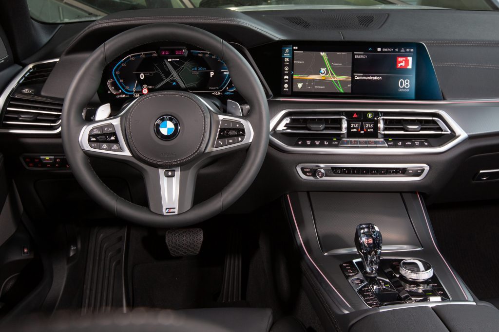 El grupo de instrumentos digitales híbridos específicos del X5 xDrive45e muestra cómodamente el rango e, la salida del motor eléctrico, el estado de carga y más en un diseño elegante, para que pueda concentrarse en la conducción.