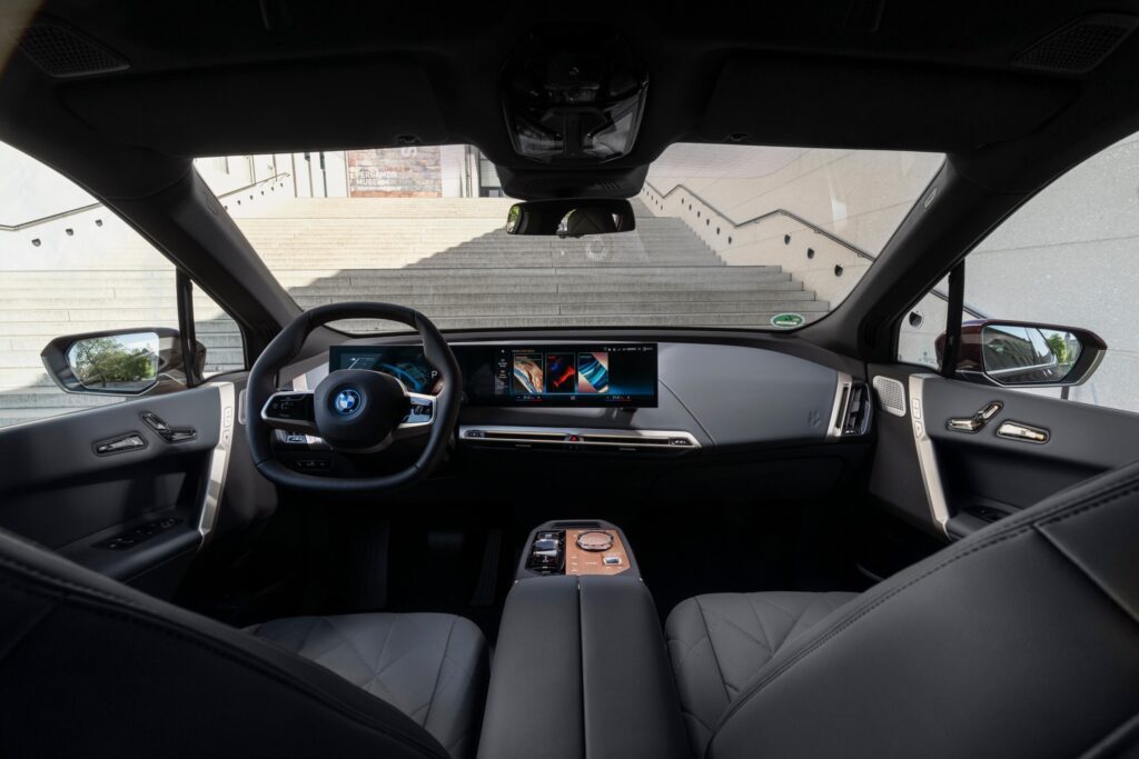 Disfruta de la iluminación ambiental estándar en tu iX xDrive50, que llena el interior con múltiples tonalidades personalizables.