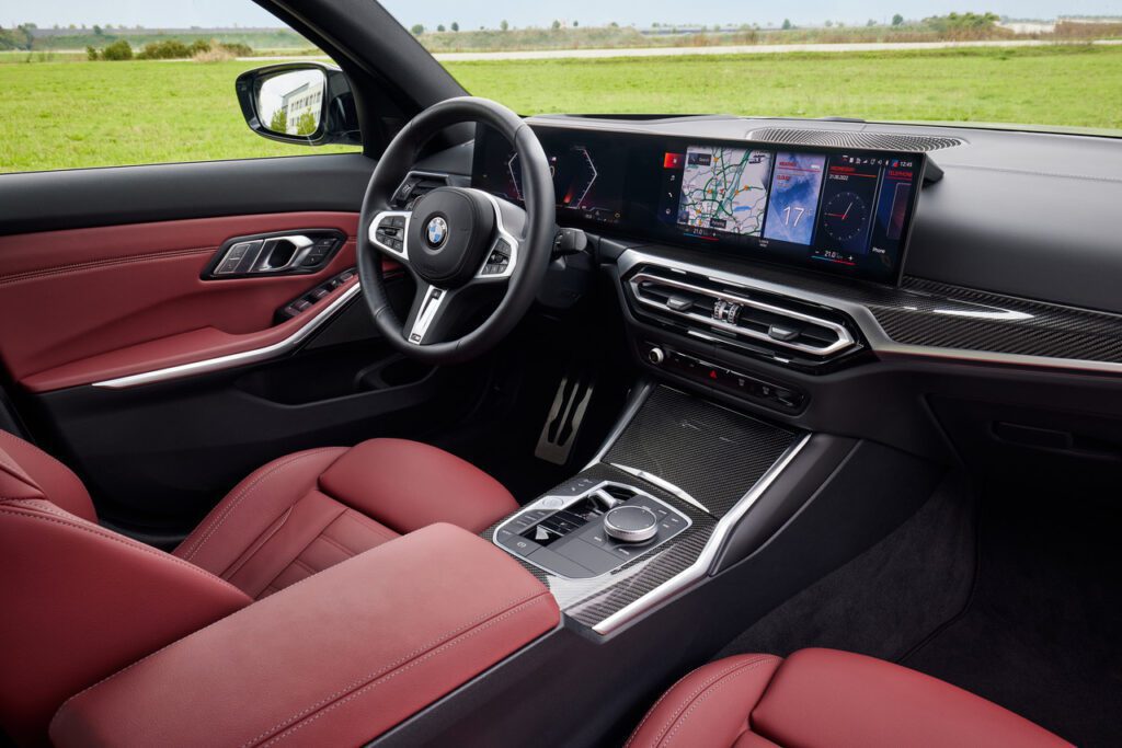 El interior del BMW M340i Sedan es elegante y espacioso, con asientos deportivos de cuero. (Fabian Kirchbauser, BMW Press Site).