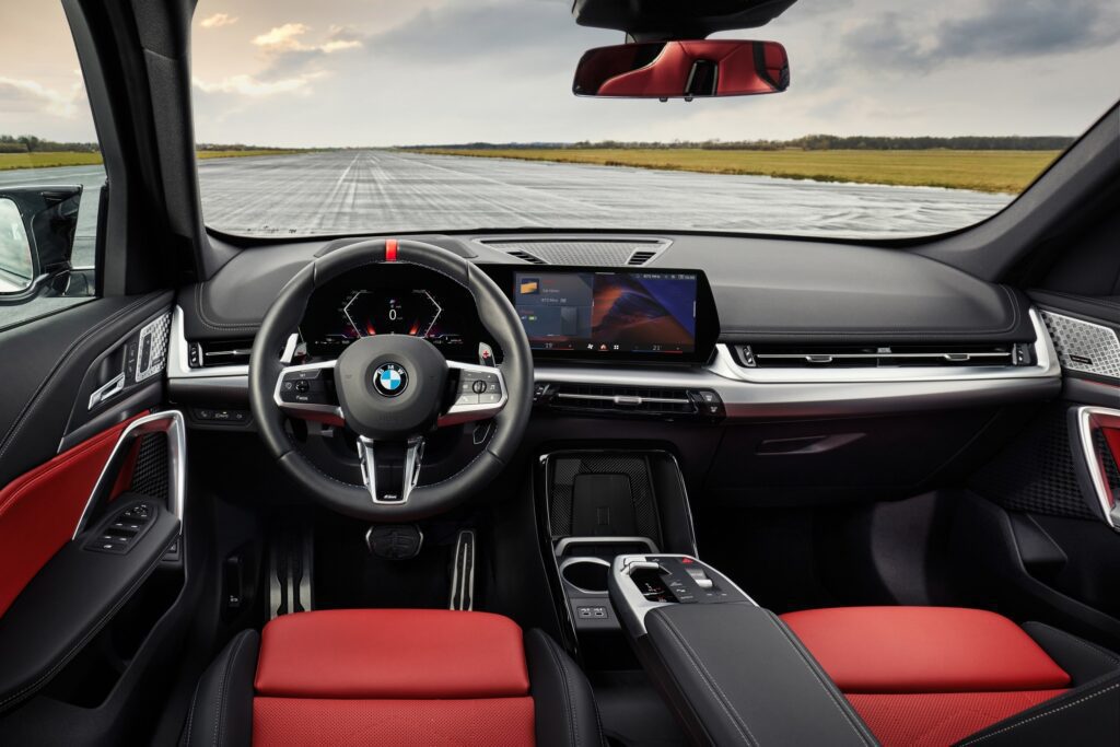Interior del X1, combinación de confort y modernidad.