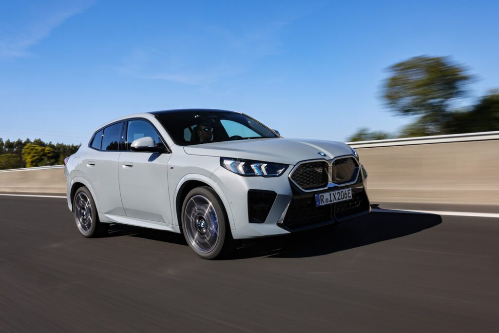 BMW X2 xDrive28i 2024, elegancia y rendimiento deportivo.