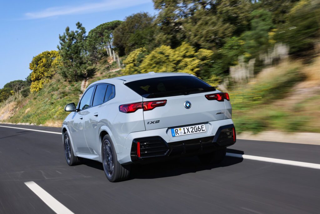 Diseño aerodinámico y elegante del BMW X2 2024.