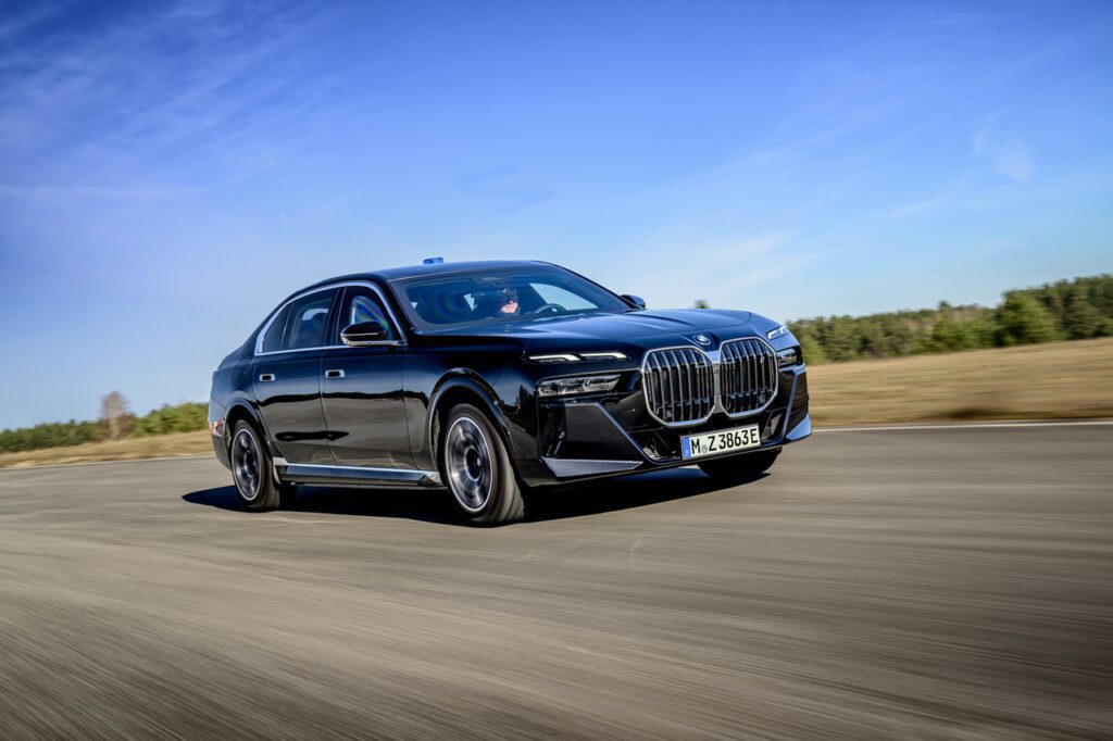  El BMW i7 M70 2024, demostrando su diseño elegante y la firma distintiva de lujo y rendimiento de BMW, establece nuevos estándares. 