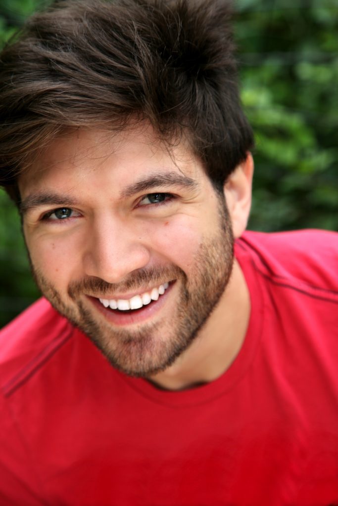 Pablo Andrade es un actor y director venezolano, ganador de cuatro premios HOLA, un premio ACE y miembro de la compañía teatral Repertorio Español: la más grande de habla hispana de los Estados Unidos.